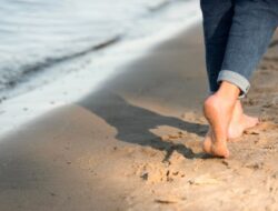 Manfaat Jalan Kaki Tanpa Alas Kaki Di Pasir Untuk Melatih Otot Kaki