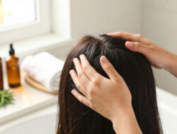 Tips Menjaga Kesehatan Kulit Kepala Agar Rambut Tumbuh Lebih Kuat Lebat
